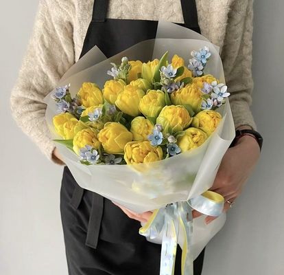 Букет з жовтими тюльпанами та незабудкою