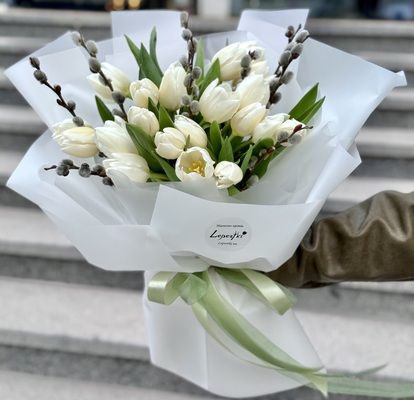 Весняний букет з тюльпанами та котиками