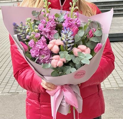 Букет з бавовни, матіоли, гіацинту та тюльпанів