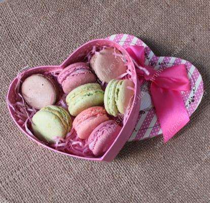 Коробка з макарунами у вигляді сердечка