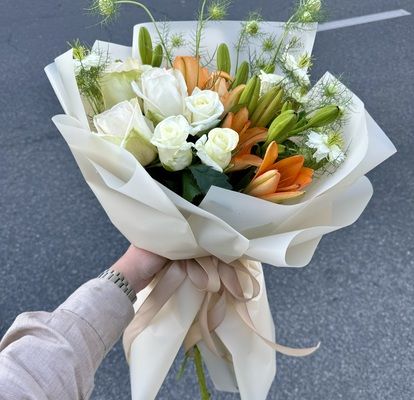 Букет з трояндою і ліліями