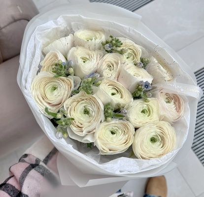 Букет з 15 ранункулюсів та оскіпеталуму.