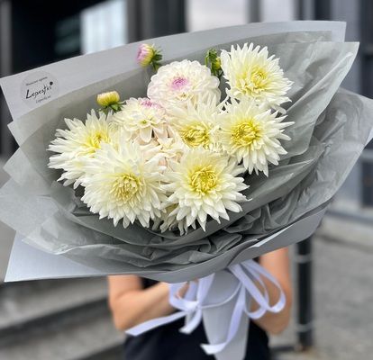 Букет з 9 білих жоржин