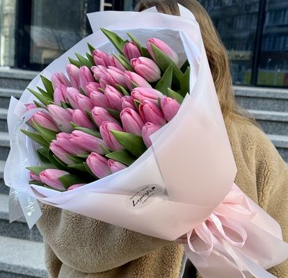Букет із 45 рожевих тюльпанів.