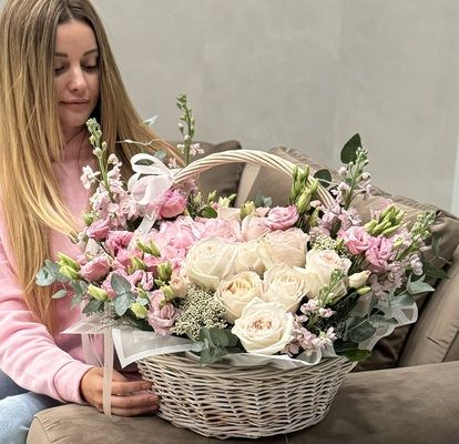 Кошик квітів з півонії та трояндою